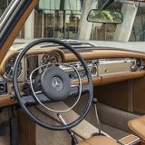 Das Cockpit des Mercedes 280 SL