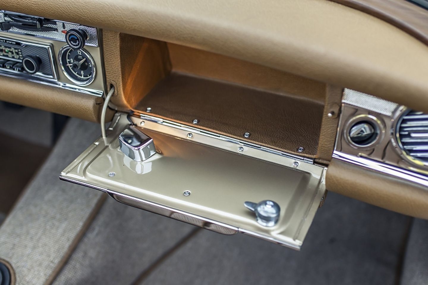 Mercedes 280 SL Pagode W 113 - Handschuhfach statt Airbag