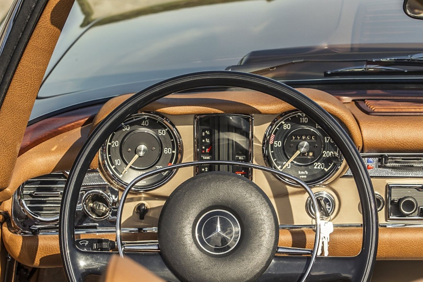 Mercedes 280 SL Pagode - das Cockpit ist eine echte Schau
