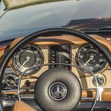 Mercedes 280 SL Pagode - das Cockpit ist eine echte Schau
