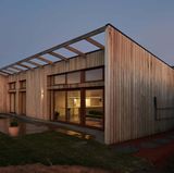 Das Schmetterlingsdach gibt dem Haus eine außergewöhnliche Form.