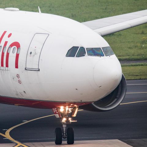 Ein Airbus A330 der insolventen Fluggesellschaft Air Berlin rollt in Düsseldorf zu einer Parkposition