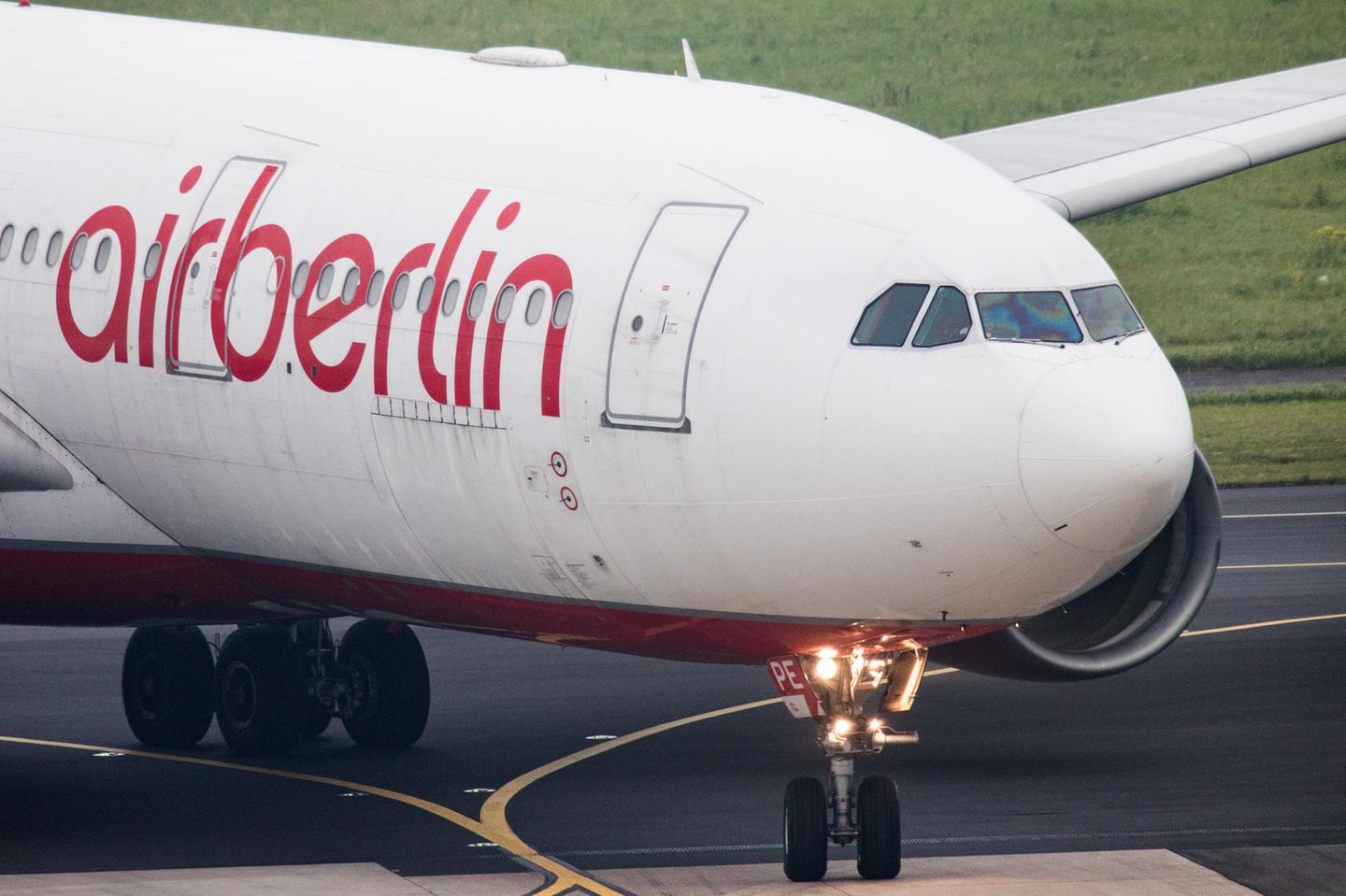 Ein Airbus A330 der insolventen Fluggesellschaft Air Berlin rollt in Düsseldorf zu einer Parkposition