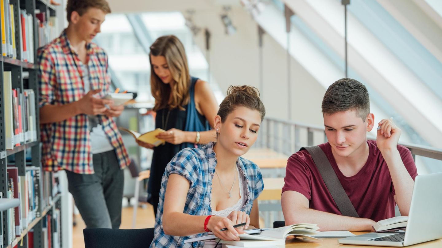 Vier junge Studierende in der Universitätsbibliothek