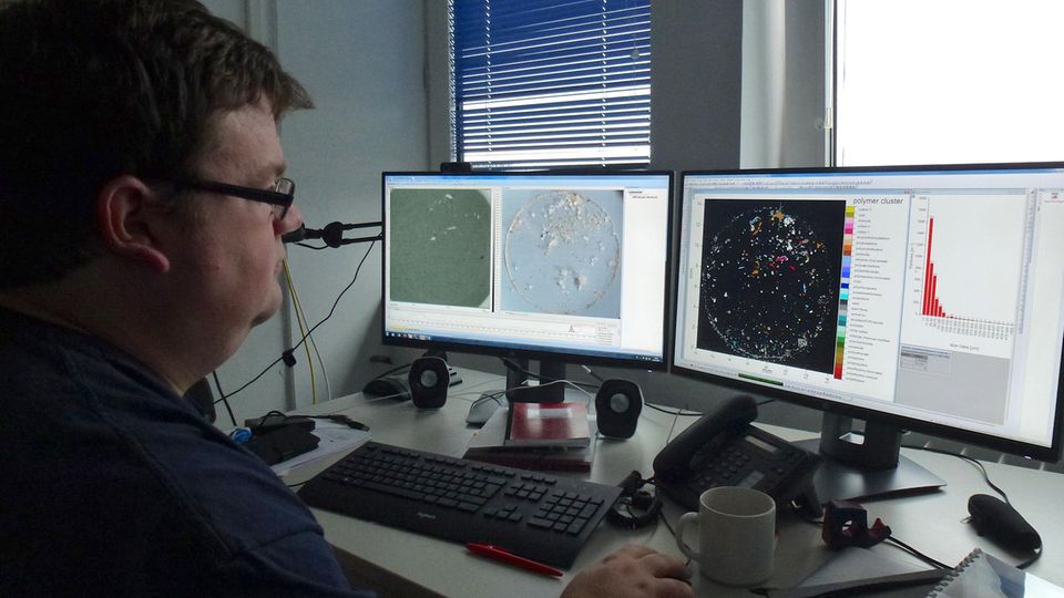 Der Chemiker Sebastian Primpke analysiert Wasserproben