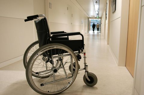 Ein Rollstuhl steht in einer Klinik