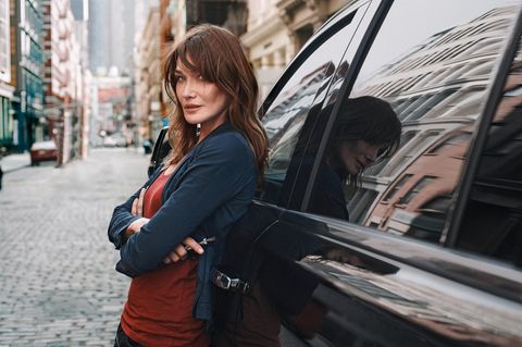 Carla Bruni fotografiert in den Straßen von Paris. Die gebürtige Italienerin wird im Dezember 50
