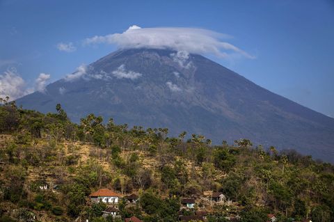 Der äußere Schein trügt: Im Inneren des Vulkans Mount Agung bewegt sich die Magma immer höher auf den Rand zu