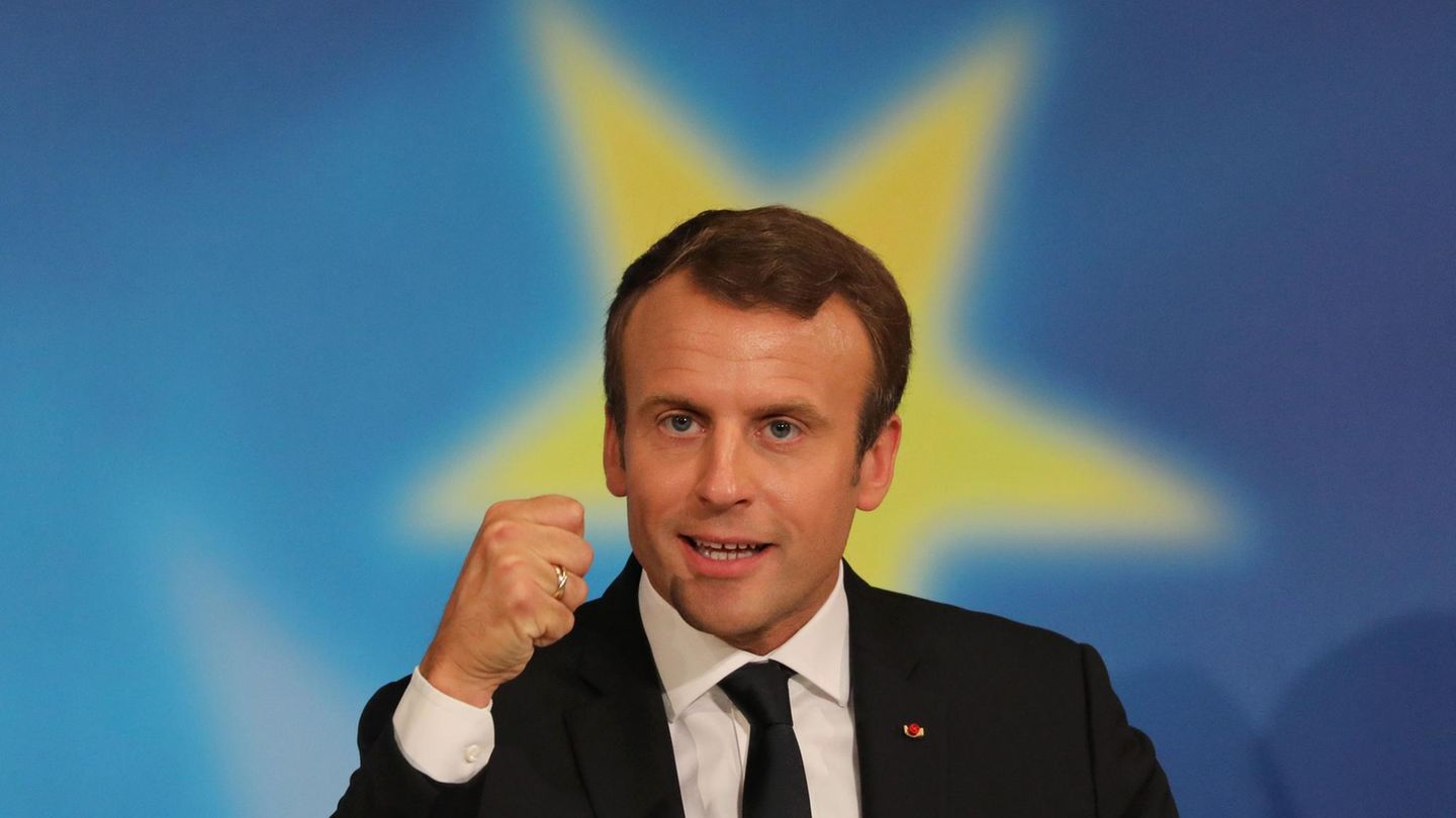 Frankreichs Präsident Emmanuel Macron ballte Faust. Ein gelber Stern auf blauem Grund umgibt seien Kopf
