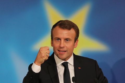 Frankreichs Präsident Emmanuel Macron ballte Faust. Ein gelber Stern auf blauem Grund umgibt seien Kopf