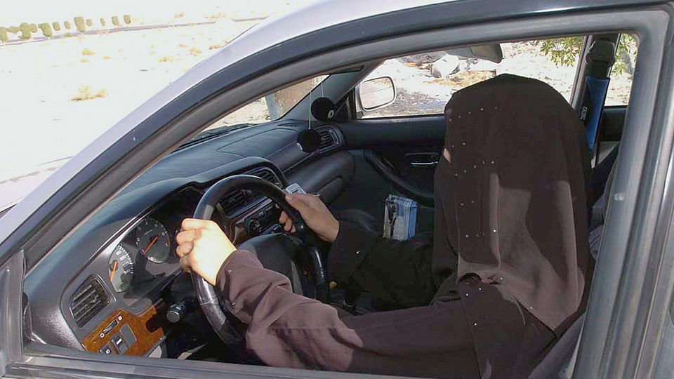 Frau am Steuer - künftig auch in Saudi-Arabien Normalität Verschleierte Frau am Steuer - künftig auch in Saudi-Arabien Normalität