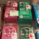 Auch Schokolade und Gummibärchen gibt es mit THC versetzt. Wichtig ist der Hinweis, dass diese nicht für Kinder geeignet ist. Unter 21 Jahren darf man auch in Washington keine Cannabis-Produkte konsumieren.