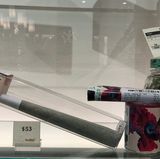 Natürlich sind auch klassische Joints im Programm. Dieses etwa 15 Zentimeter lange Exemplar gibt es für läppische 53 Dollar.