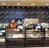 Die Kasse erinnert an eine Apotheke. Managerin Jordan, 26, checkt streng die Alterskontrolle.