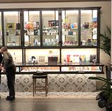 Statt heruntergekommener Kiffer bummeln hier ganz normale Menschen durch die Regale voller Cannabis-Artikel