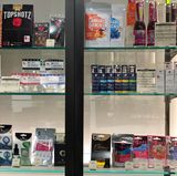 Neben Gras gibt es aber auch Unmengen anderer Konsum-Möglichkeiten. Von mit dem Wirkstoff THC versetzten Getränken, über Tropfen, Pastillen bis zu Gleitcreme und Vaginal-Zäpfchen. Die sollen gegen starke Menstruationsschmerzen helfen, verspricht der Hersteller.