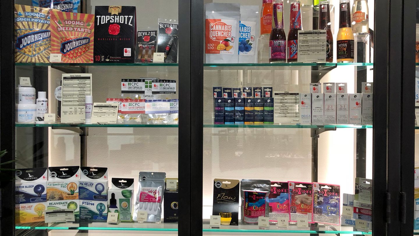 Neben Gras gibt es aber auch Unmengen anderer Konsum-Möglichkeiten. Von mit dem Wirkstoff THC versetzten Getränken, über Tropfen, Pastillen bis zu Gleitcreme und Vaginal-Zäpfchen. Die sollen gegen starke Menstruationsschmerzen helfen, verspricht der Hersteller.