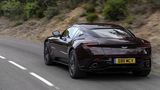 In langgezogenen Kurven spielt der Aston Martin DB11 V8 seine Stärken aus