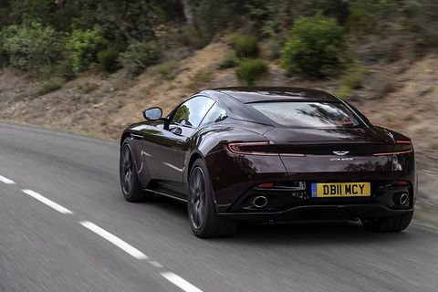 In langgezogenen Kurven spielt der Aston Martin DB11 V8 seine Stärken aus