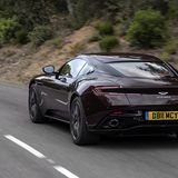In langgezogenen Kurven spielt der Aston Martin DB11 V8 seine Stärken aus