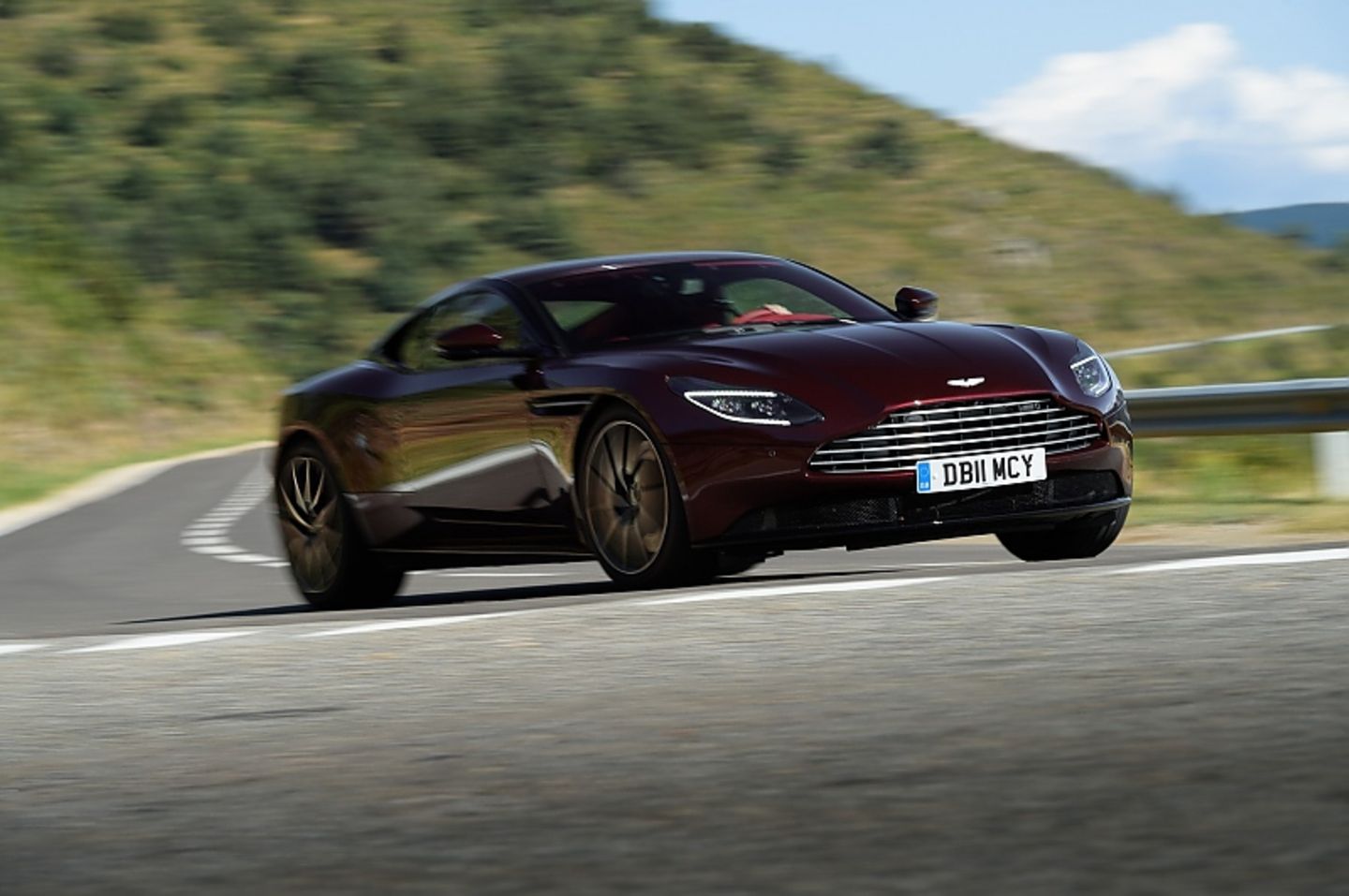 Der Aston Martin DB11 V8 kostet 184.000 Euro