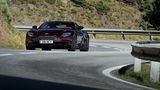 Im Fahrmodus "Sport Plus" agiert der Aston Martin DB11 V8 straff und unharmonisch