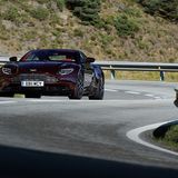 Im Fahrmodus "Sport Plus" agiert der Aston Martin DB11 V8 straff und unharmonisch