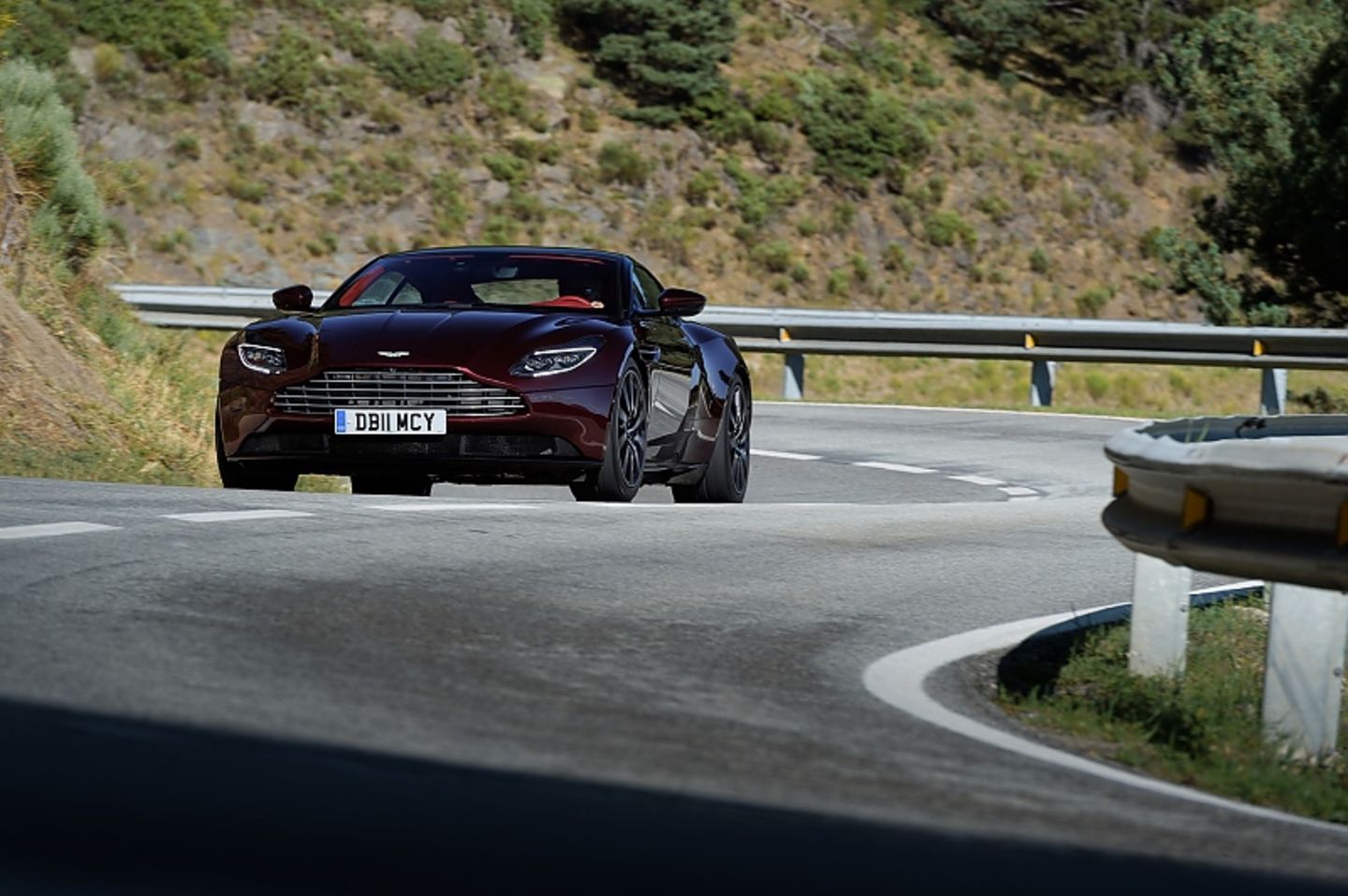 Im Fahrmodus "Sport Plus" agiert der Aston Martin DB11 V8 straff und unharmonisch