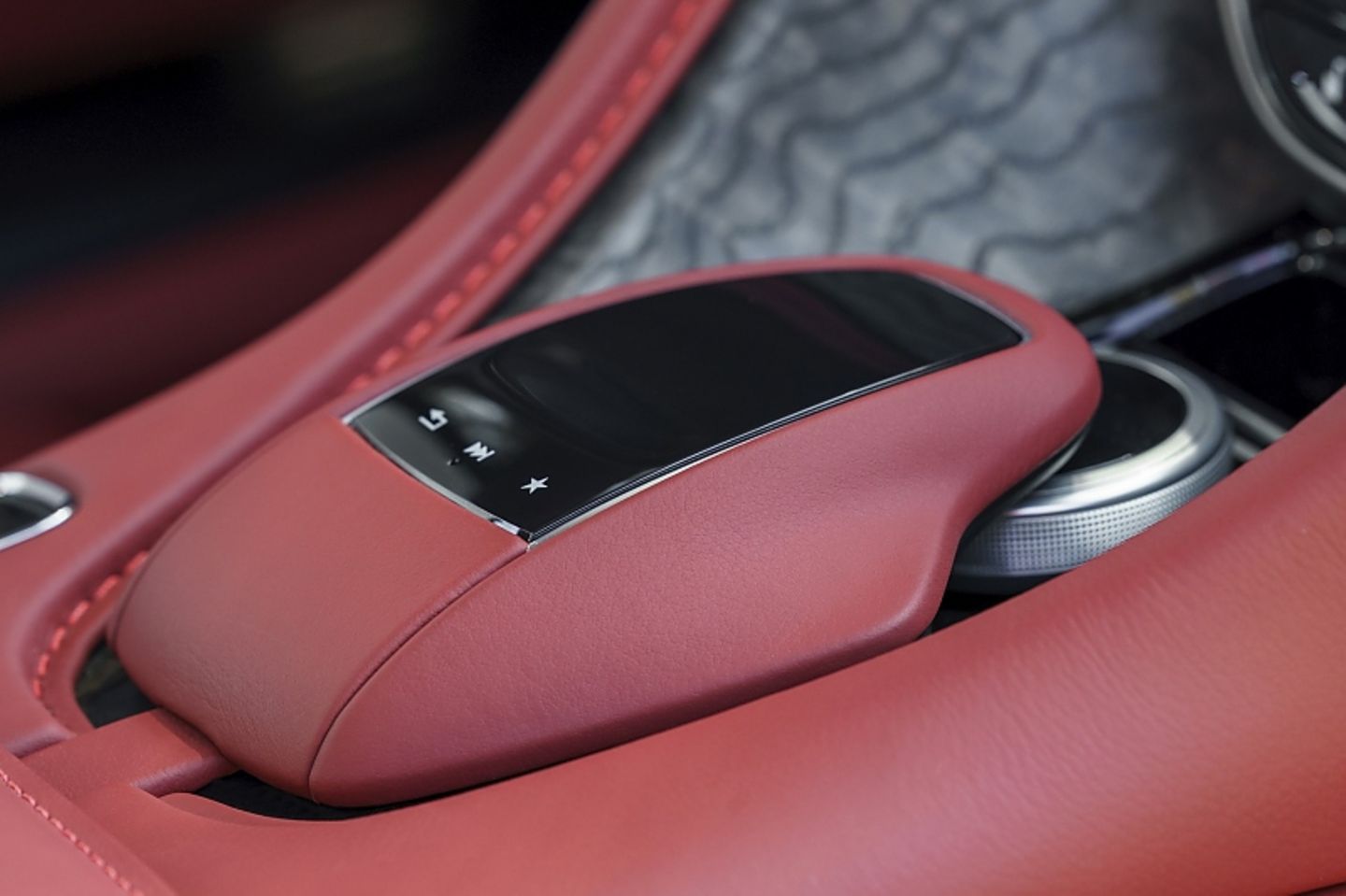 Das Mercedes\' Comand-System ist im Aston Martin DB11 V8 unverkennbar
