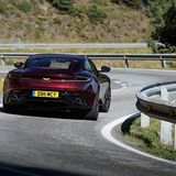 Die Spitzengeschwindigkeit des Aston Martin DB11 V8 beträgt 301 km/h