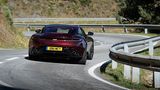 Die Spitzengeschwindigkeit des Aston Martin DB11 V8 beträgt 301 km/h