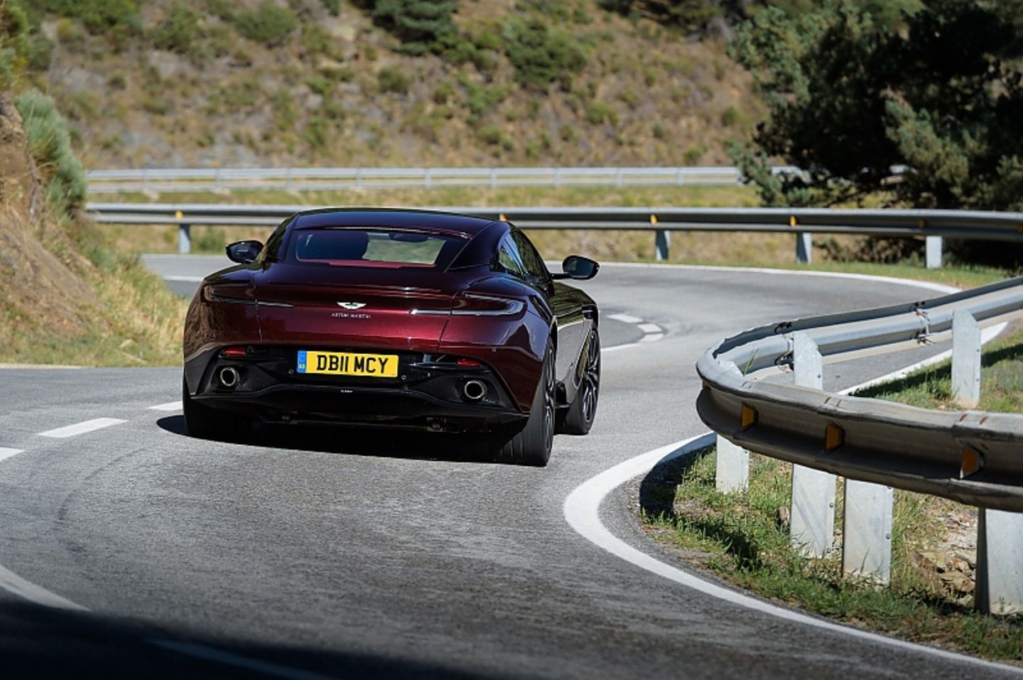 Die Spitzengeschwindigkeit des Aston Martin DB11 V8 beträgt 301 km/h