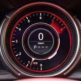 Alarmstufe Rot: Im Fahrmodus "Sport Plus" verändert sich die Anmutung der Bordinstrumente