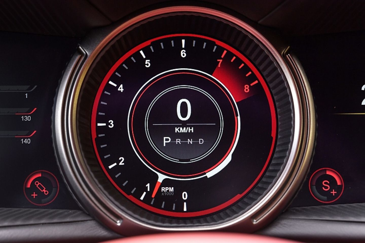Alarmstufe Rot: Im Fahrmodus "Sport Plus" verändert sich die Anmutung der Bordinstrumente