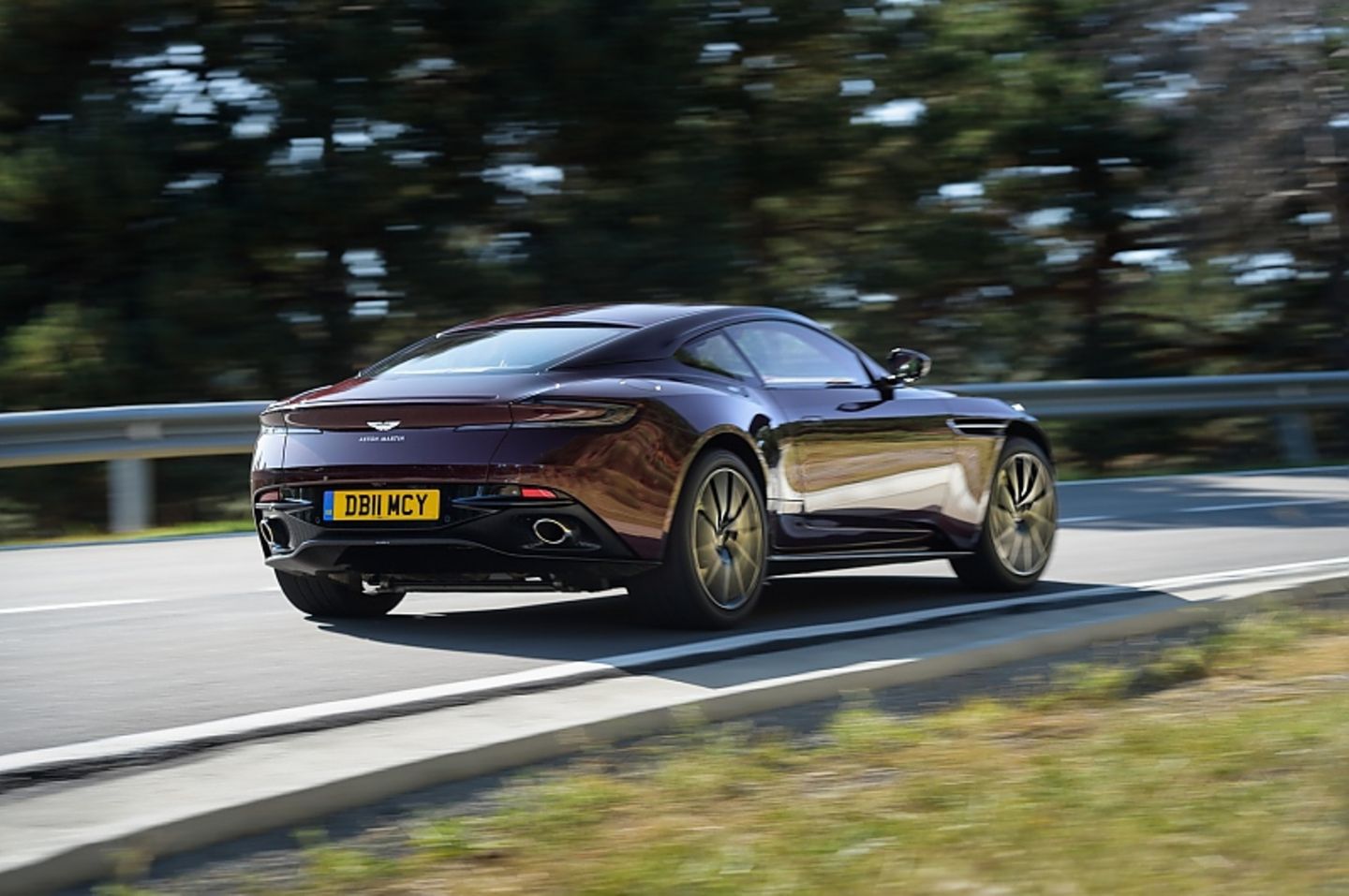 Der Aston Martin DB11 V8 erreicht nach vier Sekunden Landstraßentempo
