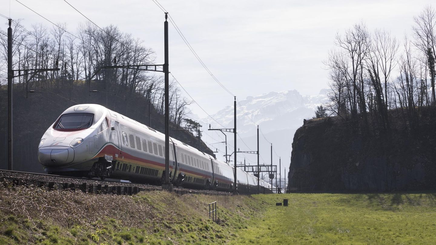 Ein Zug der französischen Firma Alstom, die mit Siemens fusionieren wird