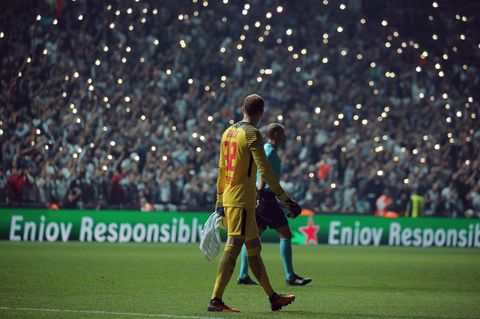 Champions League: Die Fans von Besiktas Istanbul erleuchten das Stadion mit ihren Smartphones