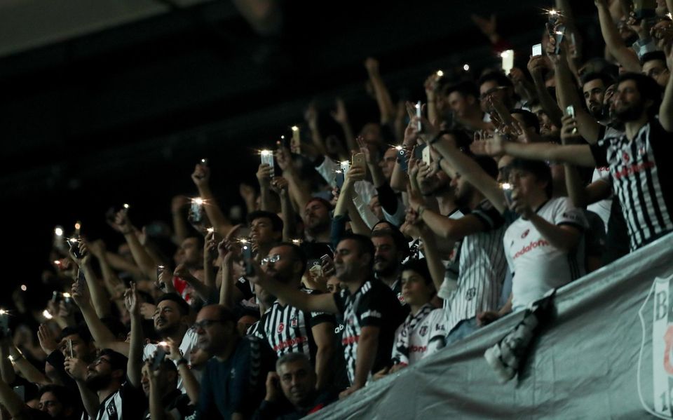 Champions League Besiktas Fans Champions League: Besiktas-Fans halten ihre Handys hoch