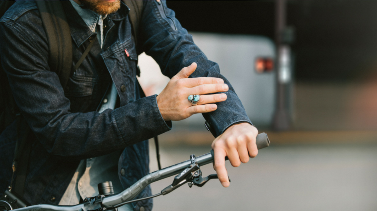 Ein Fahrradfahrer trägt die neue "Smartjacket" von Google und Levi Strauss