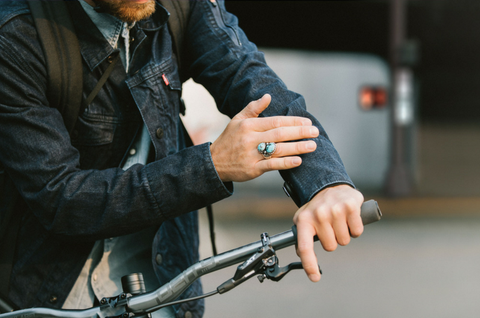 Ein Fahrradfahrer trägt die neue "Smartjacket" von Google und Levi Strauss