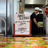 Wie wäre es bei der Vorspeise mit einem Abstecher nach Malaysia? Der Coconut Tree bietet authentische malaiische Küche wie die saure Fischsuppe mit Kokosmilch und Chili auf Tamarindenbasis.