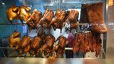 Knusprige Enten am Stand von Four Seasons: Glasierte Enten dürfen bei den panasiatischen Küche nicht fehlen. Das Gute an der Bang Bang Oriental Foodhall: Kaum ein Hauptgericht kostet mehr als 10 Britische Pfund.