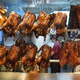 Knusprige Enten am Stand von Four Seasons: Glasierte Enten dürfen bei den panasiatischen Küche nicht fehlen. Das Gute an der Bang Bang Oriental Foodhall: Kaum ein Hauptgericht kostet mehr als 10 Britische Pfund.