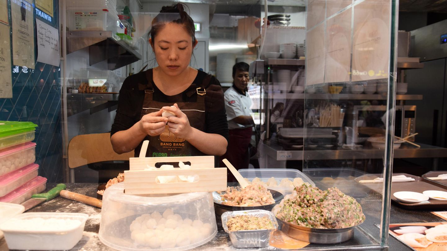 Handarbeit bei Dumplings & Buns: Hier werden chinesische Teigtaschen und eine Art von im Wasserdampf gegarten Hefebrötchen mit Lamm-, Rind-, Hühnchen- oder Schweinefleisch gefüllt.