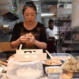 Handarbeit bei Dumplings & Buns: Hier werden chinesische Teigtaschen und eine Art von im Wasserdampf gegarten Hefebrötchen mit Lamm-, Rind-, Hühnchen- oder Schweinefleisch gefüllt.