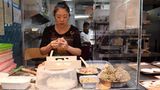 Handarbeit bei Dumplings & Buns: Hier werden chinesische Teigtaschen und eine Art von im Wasserdampf gegarten Hefebrötchen mit Lamm-, Rind-, Hühnchen- oder Schweinefleisch gefüllt.