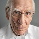 Lukas Ammann - geboren am 29. September 1912 in Basel (Schweiz)  Ammann ist ein vornehmer, weltgewandter Mann und trägt gerne einen eleganten Dreiteiler mit Krawatte. Der Schweizer Fernseh- und Filmstar lebt im Münchner Stadtteil Maxvorstadt. Berühmt wurde Ammann in den 1970er Jahren mit der Serie "Graf Yoster gibt sich die Ehre". Das heutige Fernsehprogramm sagt dem Schauspieler nicht besonders zu. Ammann: "Ich fühle mich oft uninspiriert!"  Anm. d. Red.: Lukas Ammann ist zwischenzeitlich verstorben. Er starb am 3. Mai 2017 im Alter von 104 Jahren.