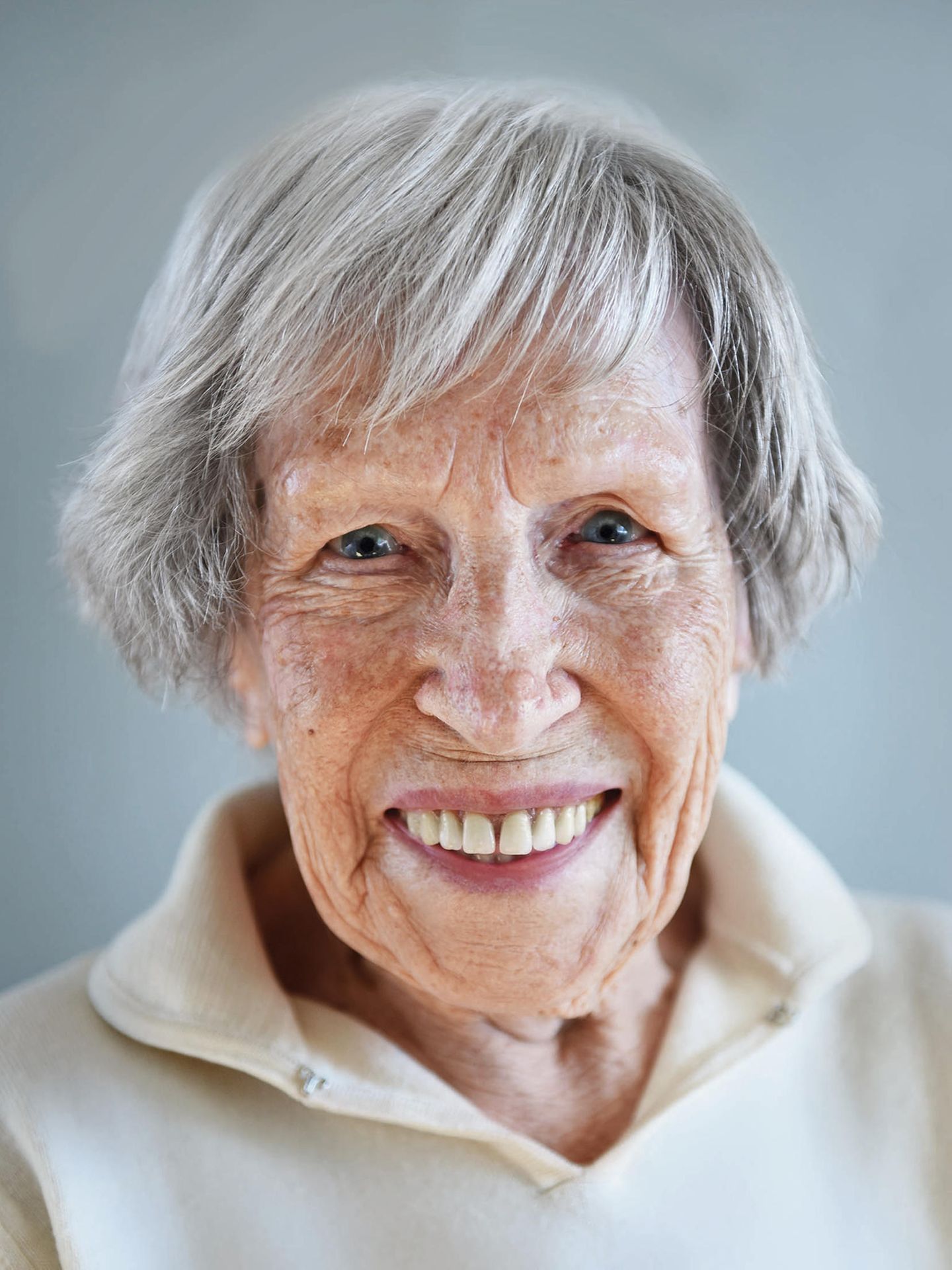 Serafina Eichenhofer - geboren am 19. Mai 1913 in Luzern (Schweiz)  Serafina verdiente ihr Geld als Turnerin und hält sich auch heute noch fit: Sie trainiert regelmäßig auf dem Hometrainer im Gang der Altersresidenz Unterlöchli. Bald soll in der Residenz ein neuer Fitnessraum entstehen, auf den sich die rüstige Dame besonders freut. Zusammen mit sechs anderen Bewohnern der Residenz spielt sie Theater: "Erst dachte ich, ich wäre vielleicht zu alt dafür, aber dann hat man mich überredet."