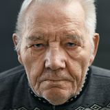 Sigurgeir Jónsson - geboren am 2. März 1915 auf der Insel Flatey, Island  Eigentlich, sagt Sigurgeir Jónsson, weiß er nicht, warum er so alt geworden ist. Vielleicht liege es am getrockneten Fisch mit der Butter, den der ehemalige Maurer immer in seiner Mittagspause gegessen hat. "Oder weil das schwere Heben und Tragen mich fit gehalten hat!", so Jónsson. "Ich glaube, man muss einfach auf seine Gesundheit achten und darf keine Süßigkeiten essen."