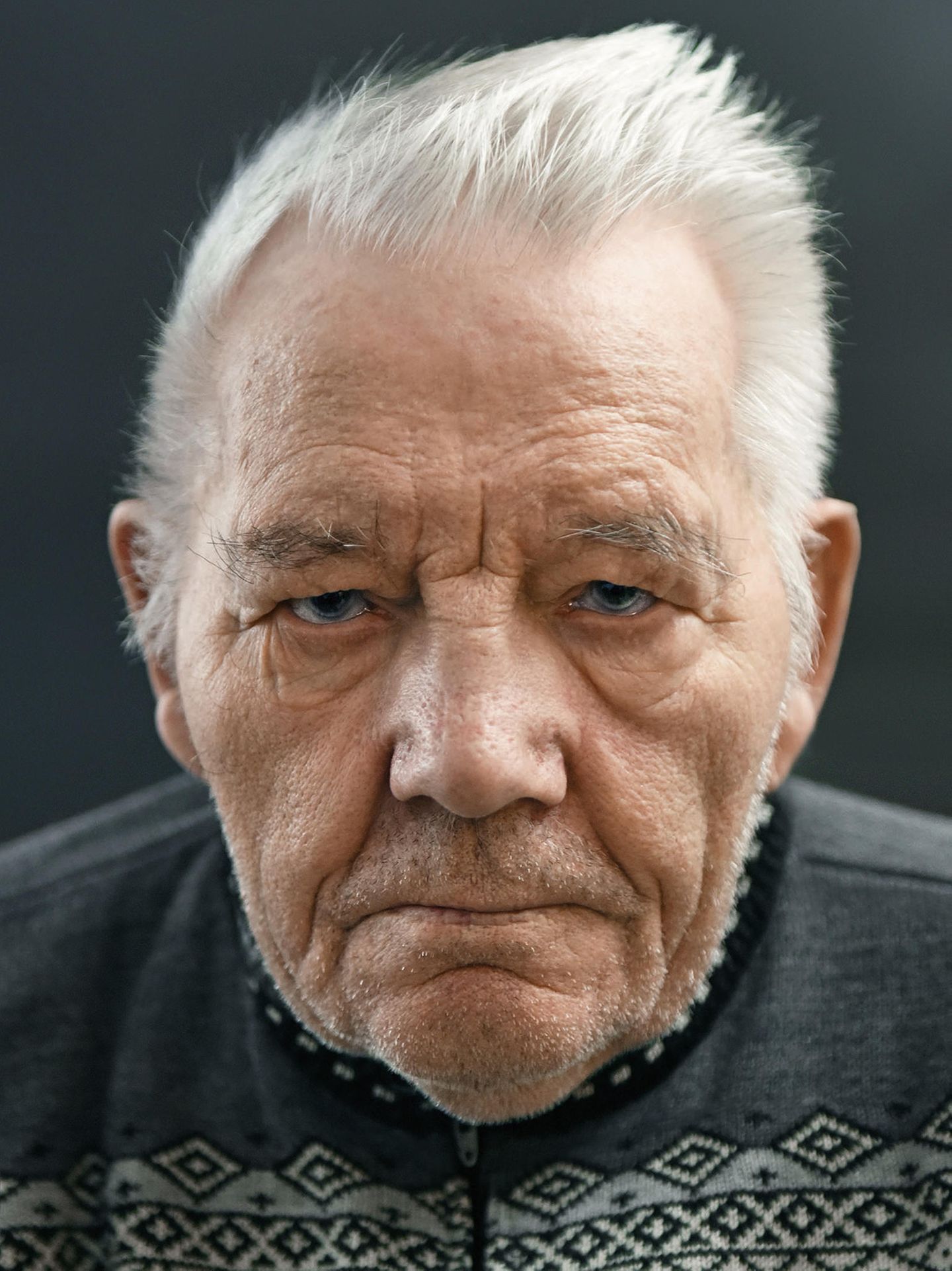 Bildband "100 Jahre Lebensglück" von Karsten Thormaehlen Sigurgeir Jónsson - geboren am 2. März 1915 auf der Insel Flatey, Island Eigentlich, sagt Sigurgeir Jónsson, weiß er nicht, warum er so alt geworden ist. Vielleicht liege es am getrockneten Fisch mit der Butter, den der ehemalige Maurer immer in seiner Mittagspause gegessen hat. "Oder weil das schwere Heben und Tragen mich fit gehalten hat!", so Jónsson. "Ich glaube, man muss einfach auf seine Gesundheit achten und darf keine Süßigkeiten essen."